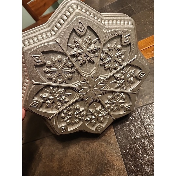 Nordic Ware Sweet Snowflakes Shortbread Pan Silver Aluminum 5 Cup Baking Mold - Picture 4 of 6